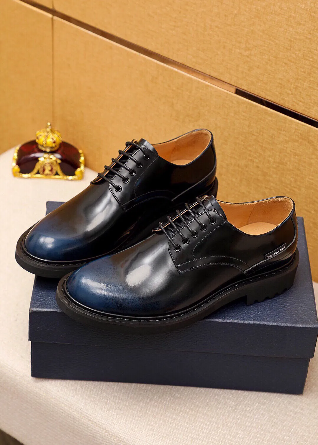 Men's shoes 💰580💐 Product trademark: Dior "Dior" business leather shoes Regular size: 39-44 (38.45🉑️customized) Product materials: Selected Italian imported first-layer open-edge beaded cowhide upper, imported water-dyed 🐂 cowhide lining. Strong three-dimensional visual effect, original outsole Color: 3 colors optional